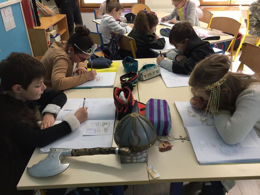  Les élèves travaillent costumés