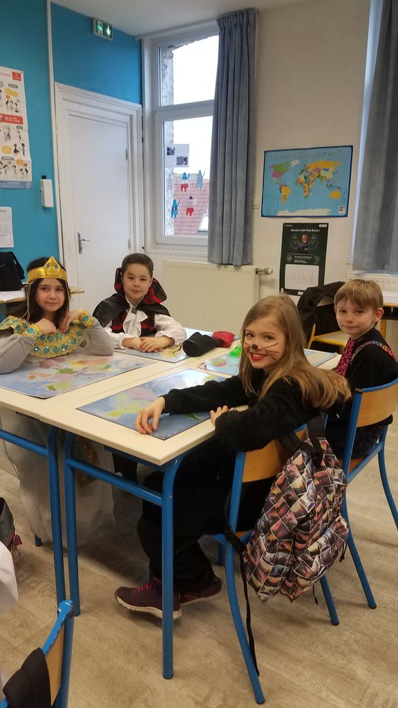  Les élèves travaillent costumés