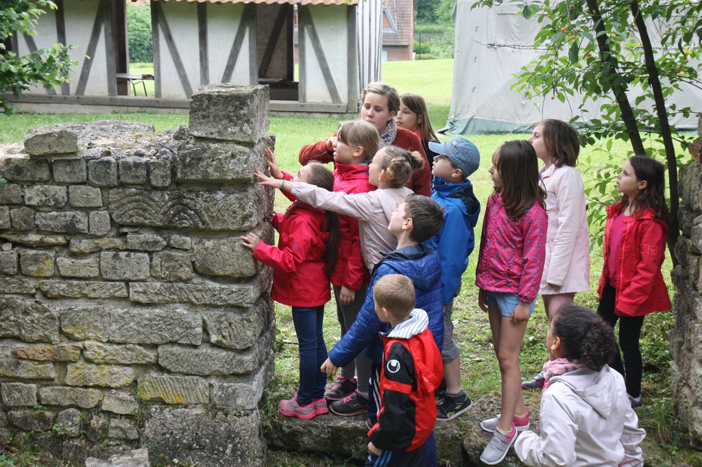 Une nécropole : on cherche des symboles gravés